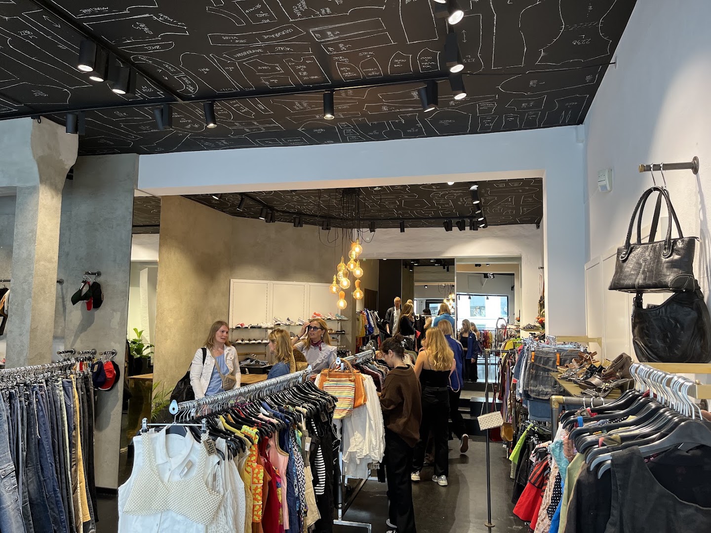 UNIQ Guldsmedgade: clear view of shop interior