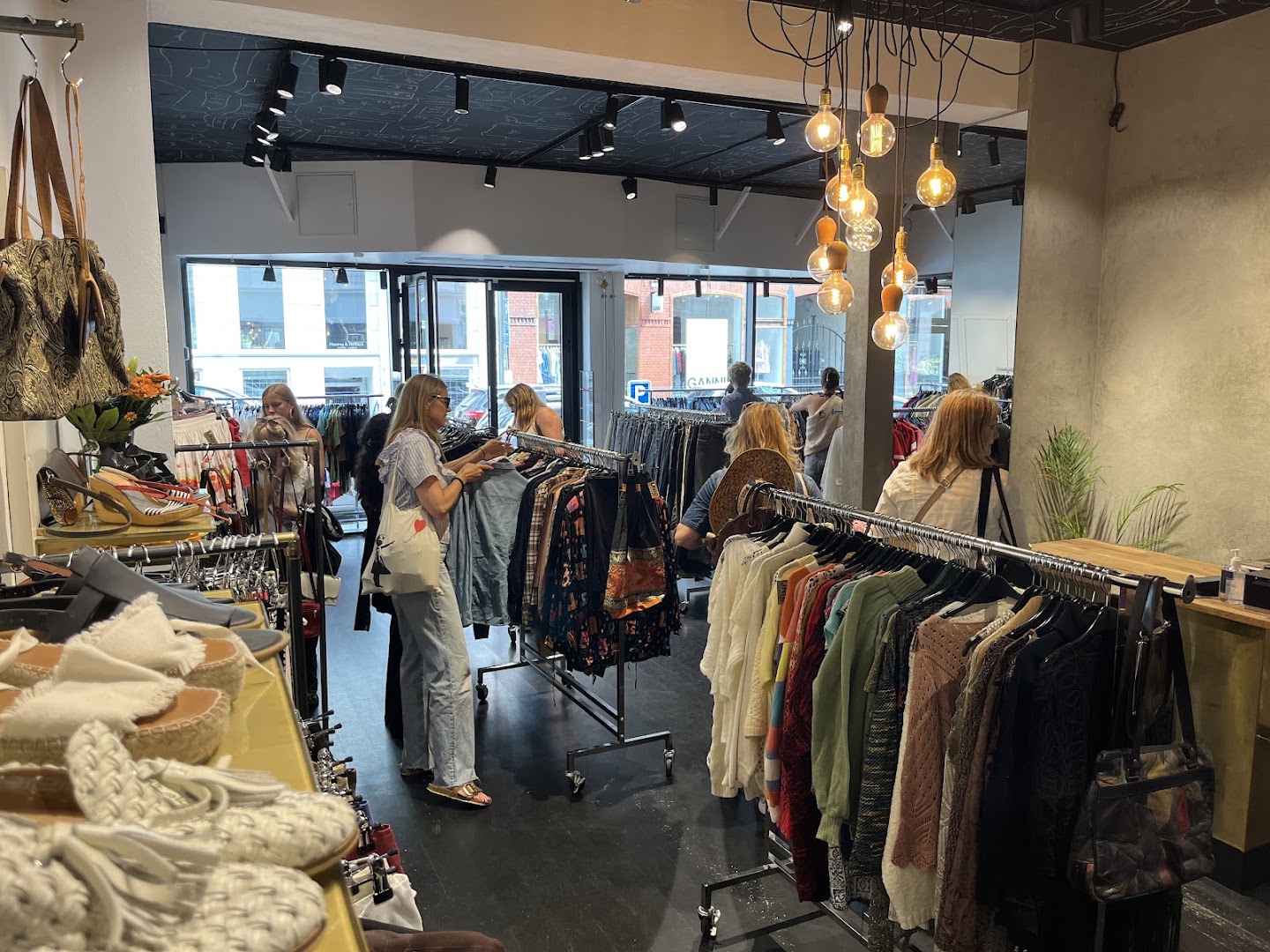 UNIQ Guldsmedgade: clear, inviting shop interior view