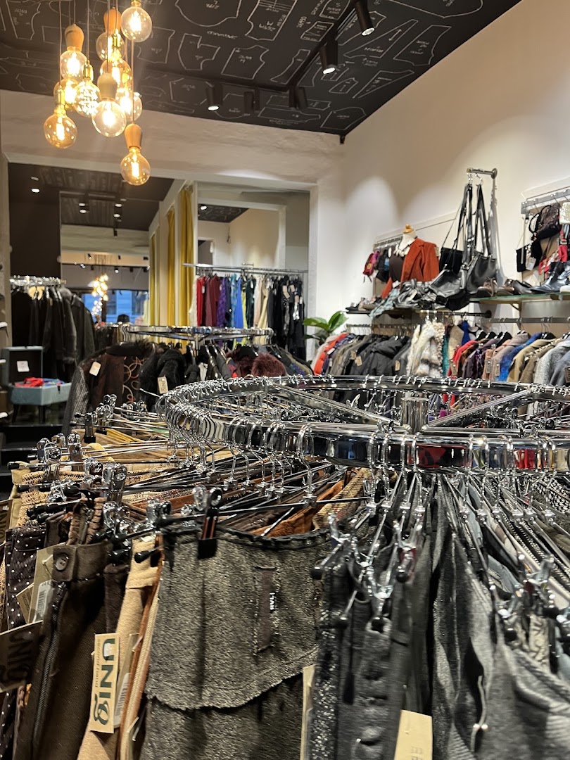 UNIQ Guldsmedgade: clear shop interior and products