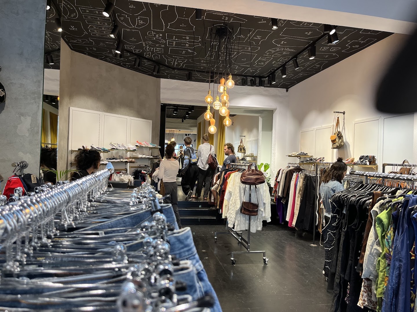 UNIQ Guldsmedgade: clear view of shop interior