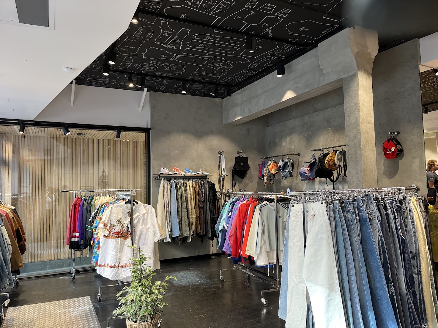 UNIQ Guldsmedgade: clear, professional shop interior photo