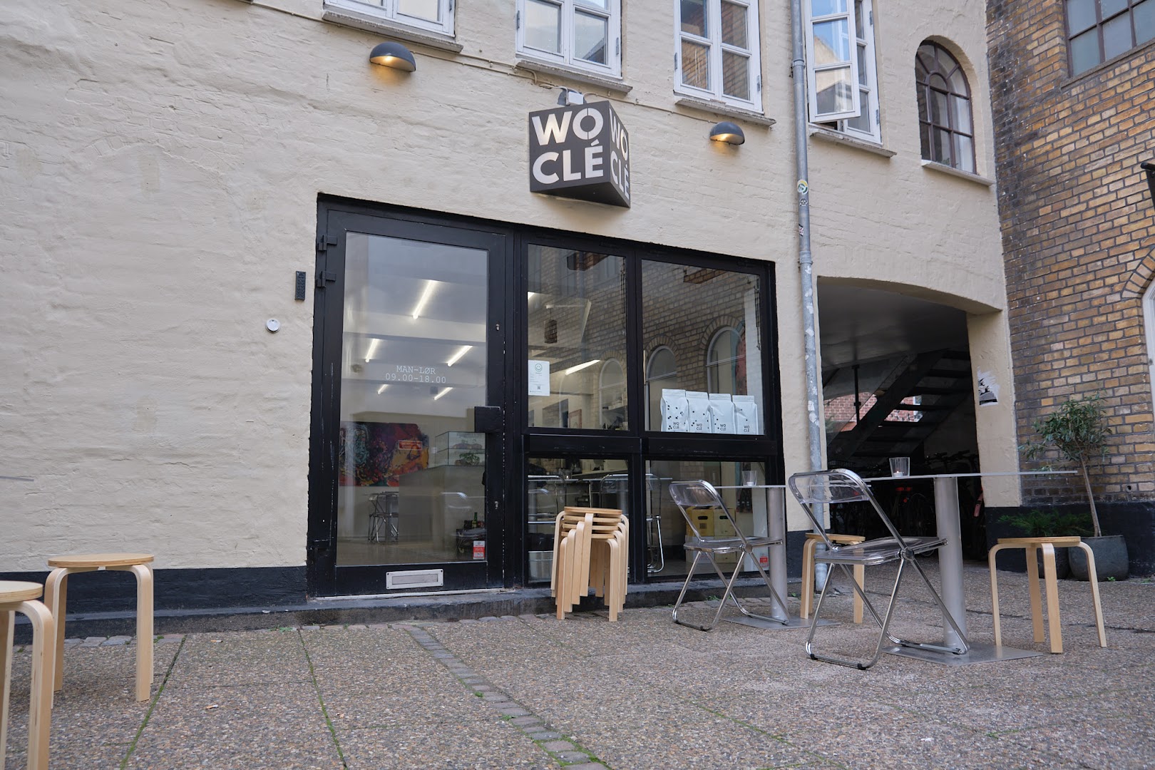 WO CLÉ: clear storefront photo of shop