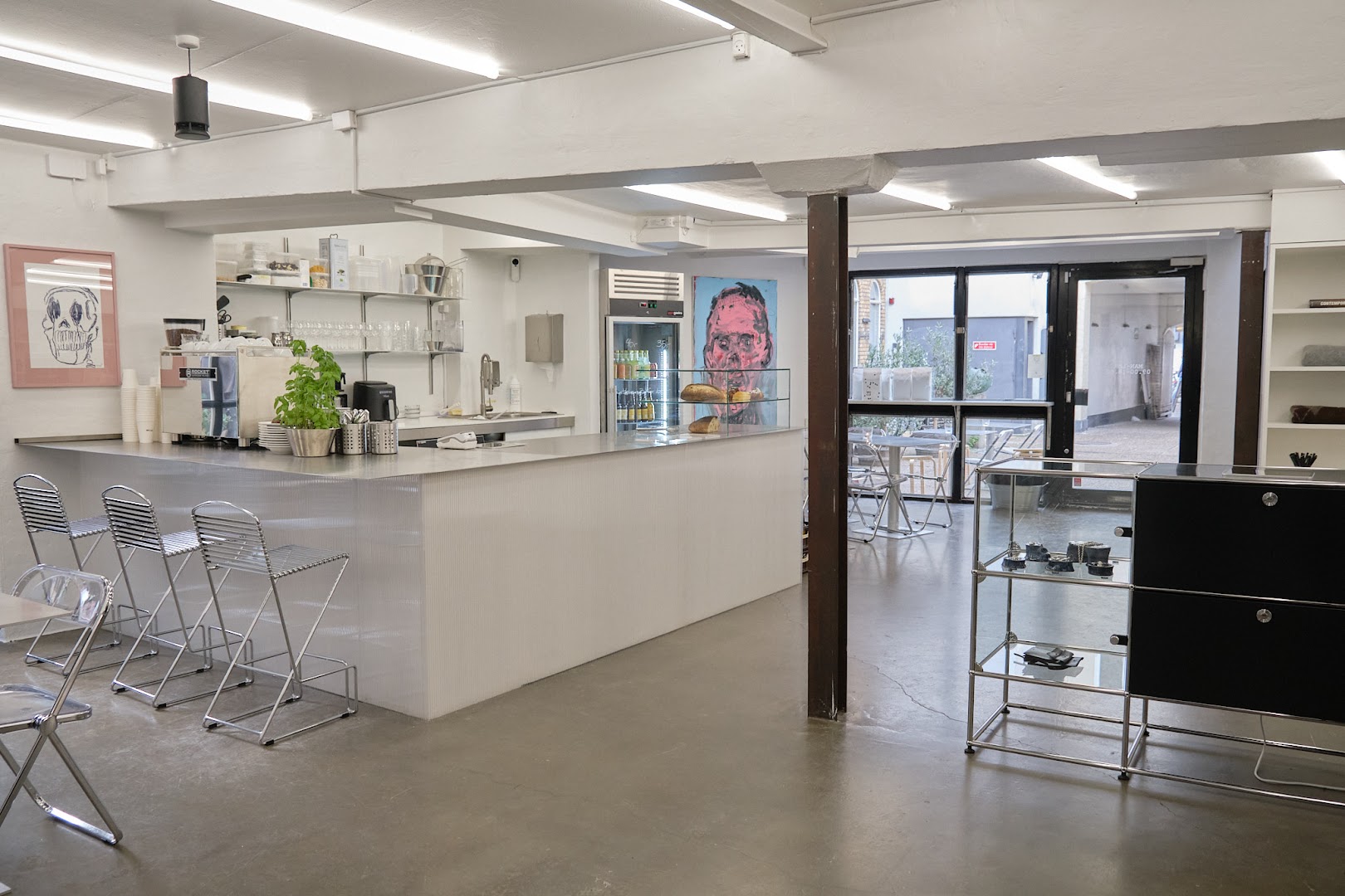 WO CLÉ: clear view of shop interior