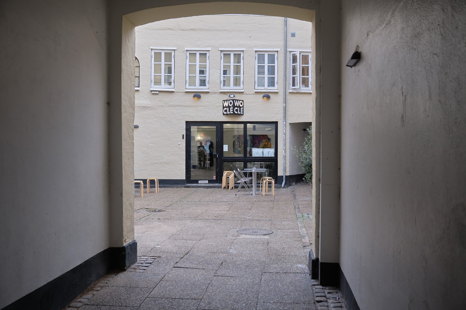 WO CLÉ: clear view of shop exterior