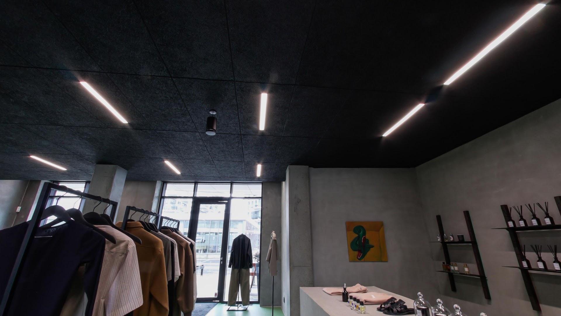WO CLÉ: clear, professional shop interior shot