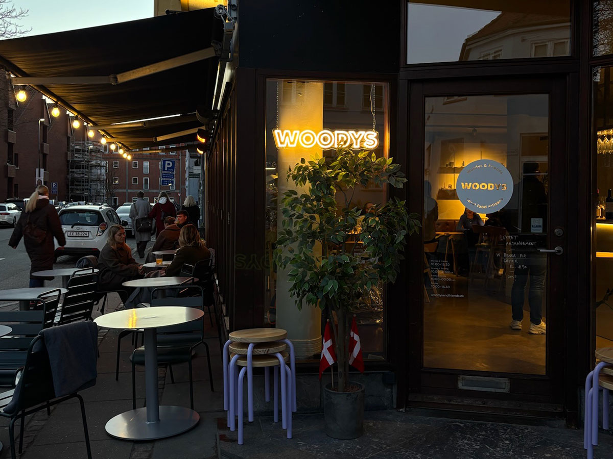Woodys: inviting exterior with pleasant atmosphere