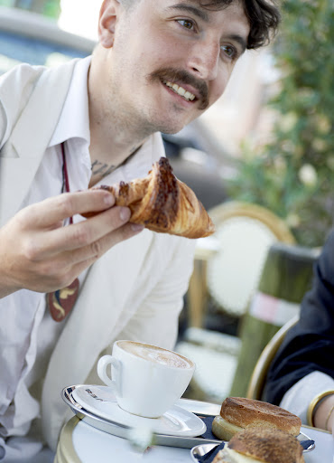 Primero: professional photo of customer dining