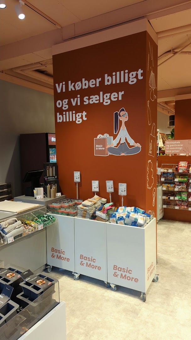 Basic & More: clear display of shop interior