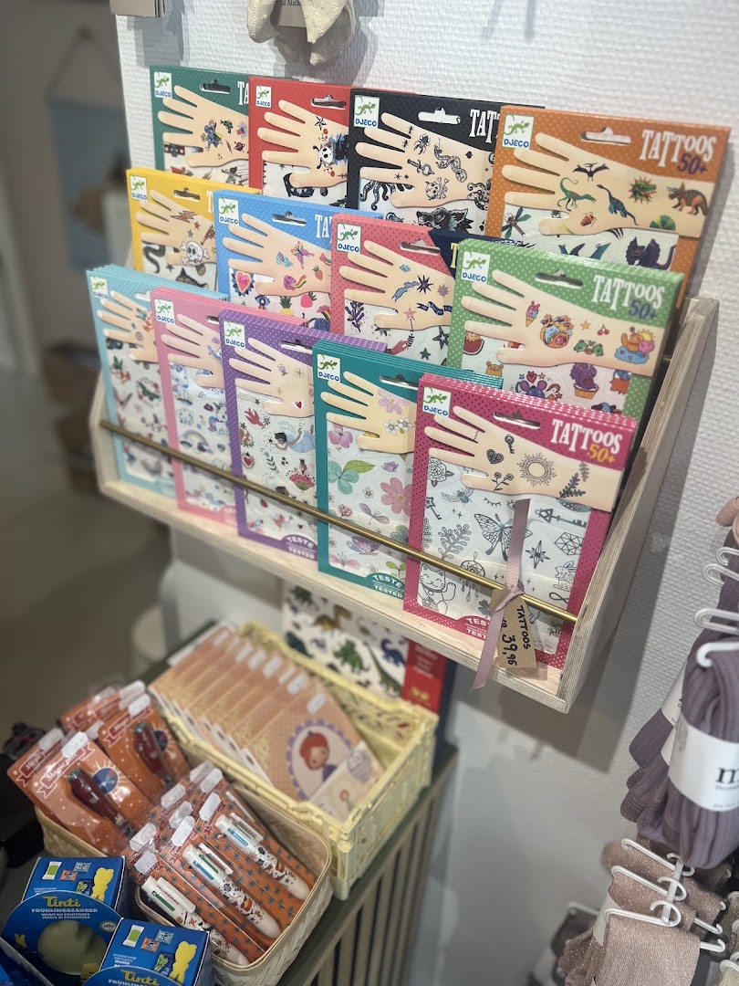 Børnlille: clear display of shop products