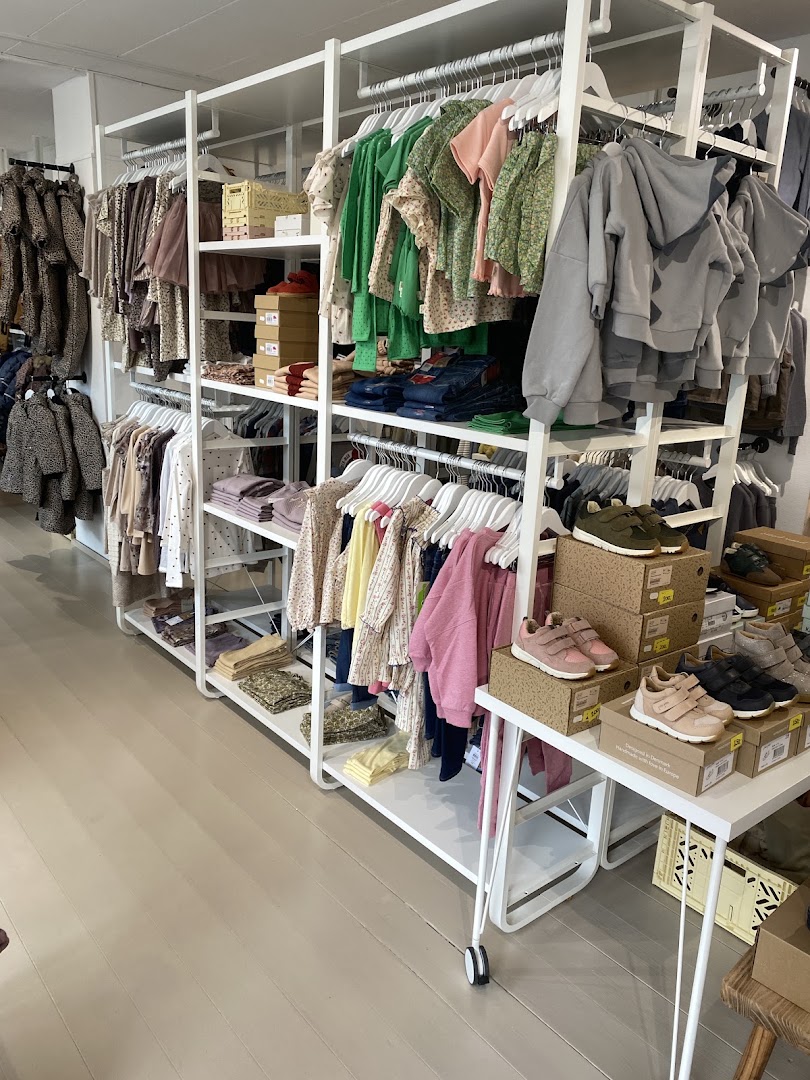 Børnlille: clear display of shop products