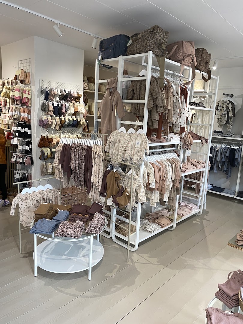 Børnlille: clear display of shop products