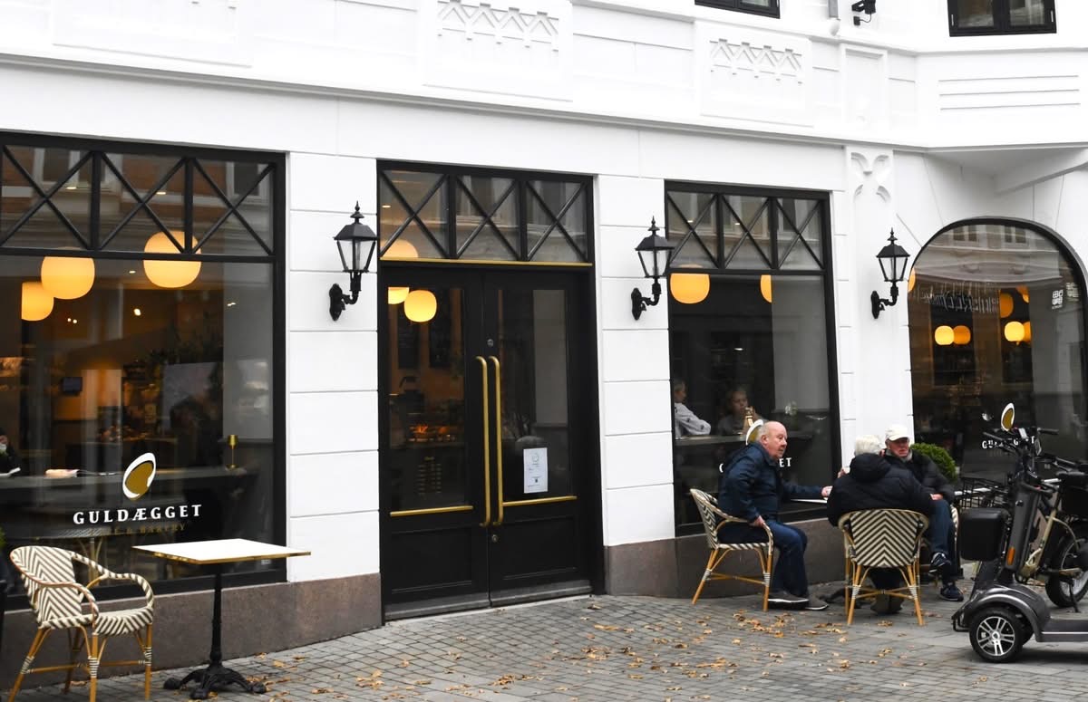 Café Guldægget: inviting and professional exterior shot