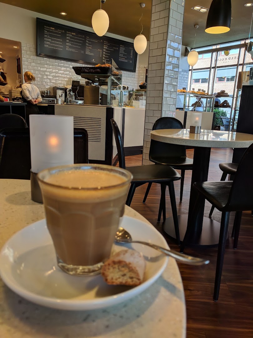 Café Guldægget: inviting cafe atmosphere and coffee