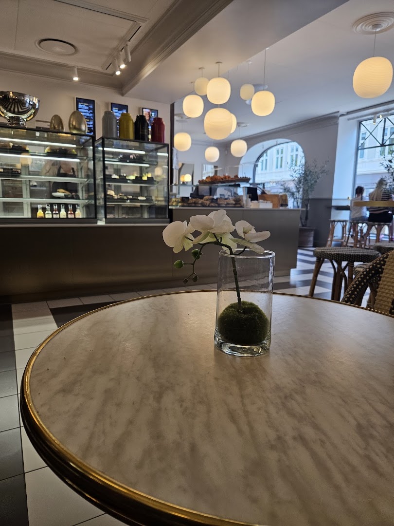 Café Guldægget: inviting atmosphere and professional composition