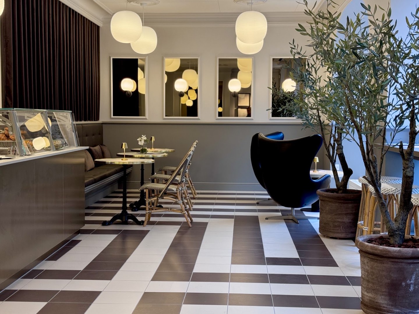 Café Guldægget: professional, inviting interior atmosphere