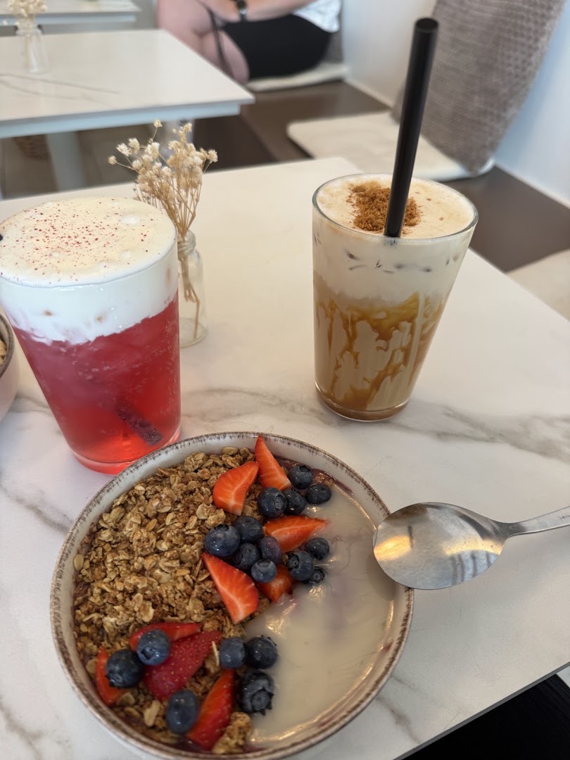D. Blends and Bites: appetizing food and drink presentation