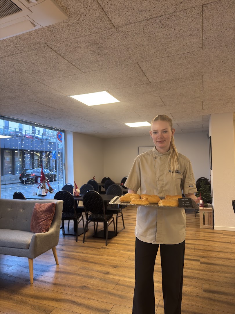 Konditorhjørnet: professional staff photo showing products