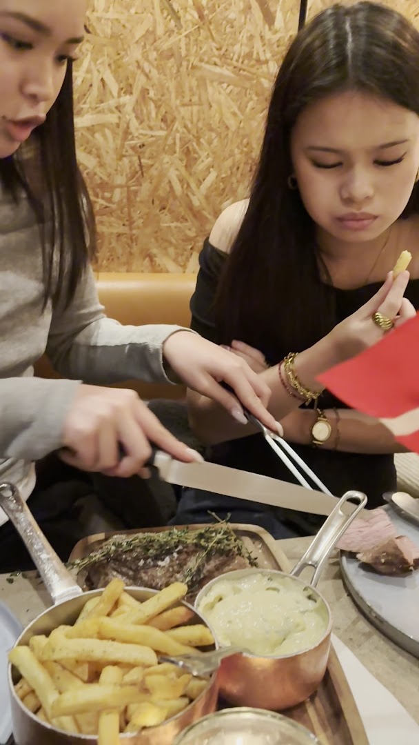 Madklubben Esbjerg: guests enjoying restaurant food