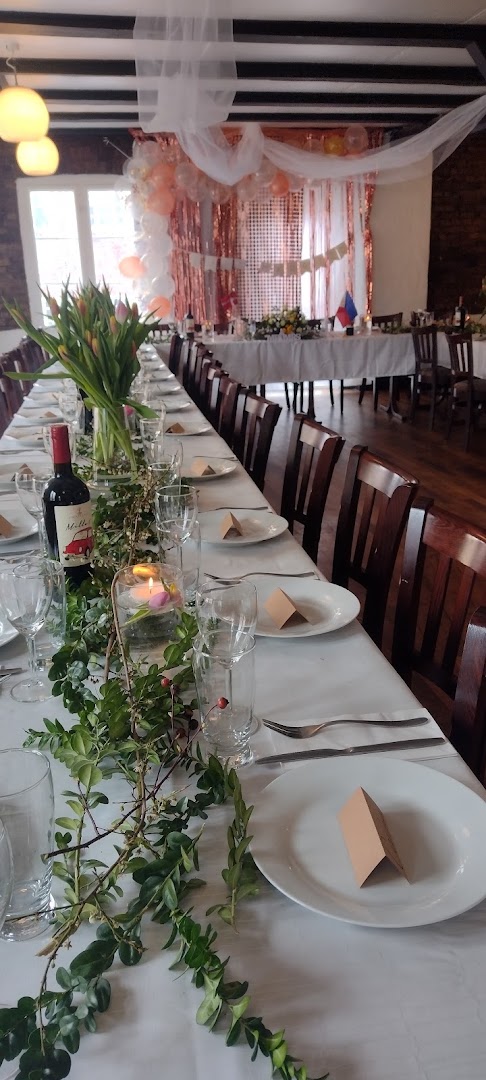 Klaptræet: inviting restaurant event setup