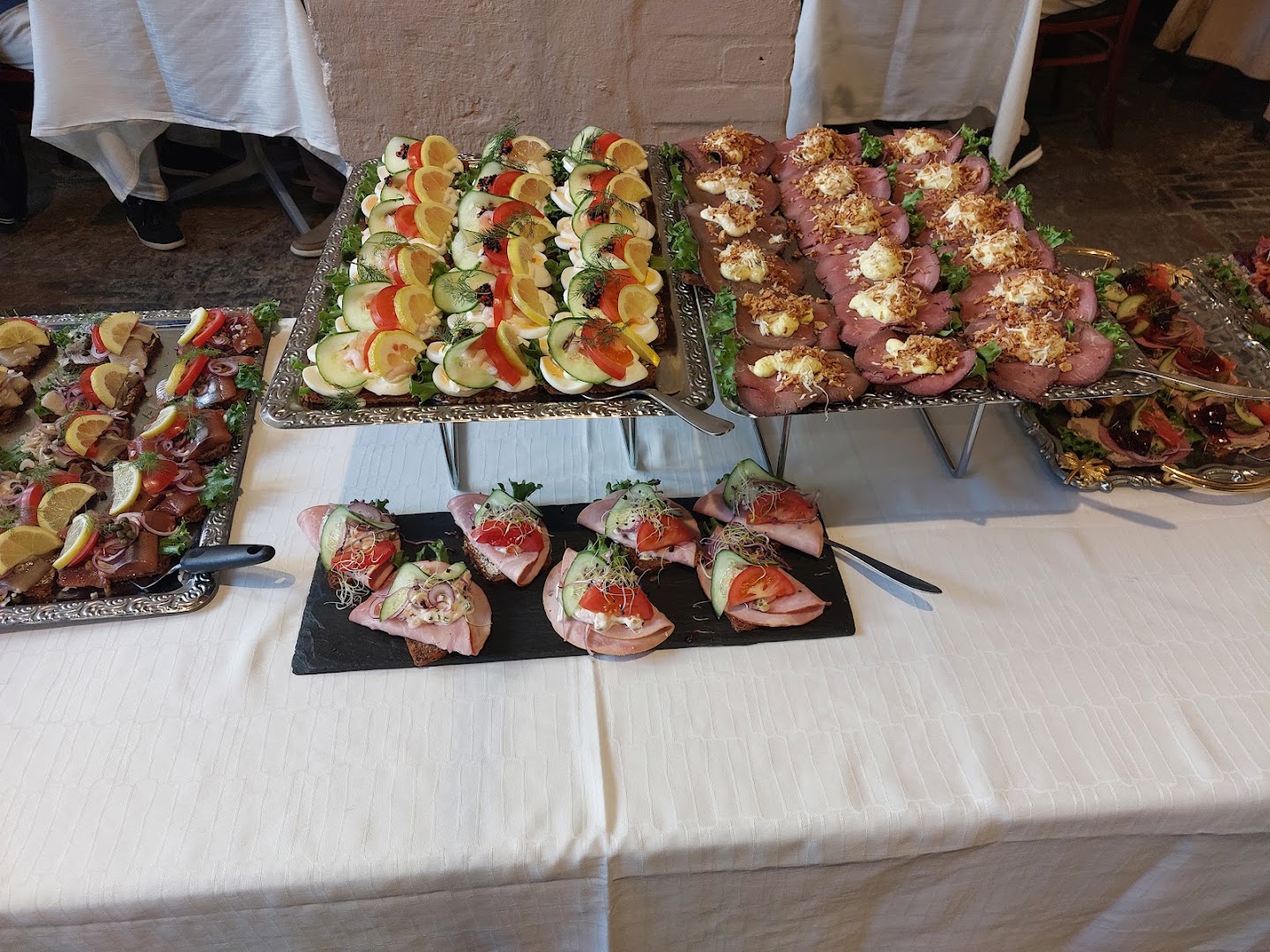 Klaptræet: appetizing display of restaurant food