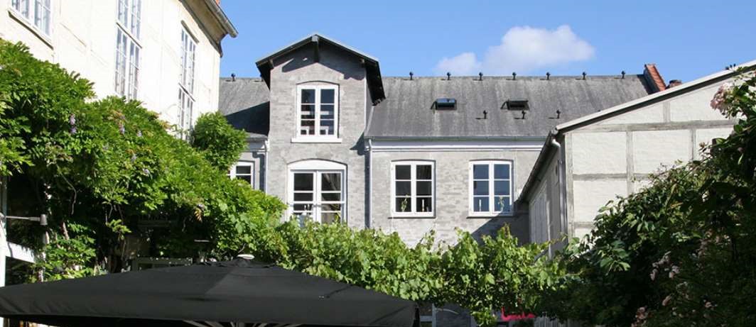 Klaptræet: attractive exterior and terrace view