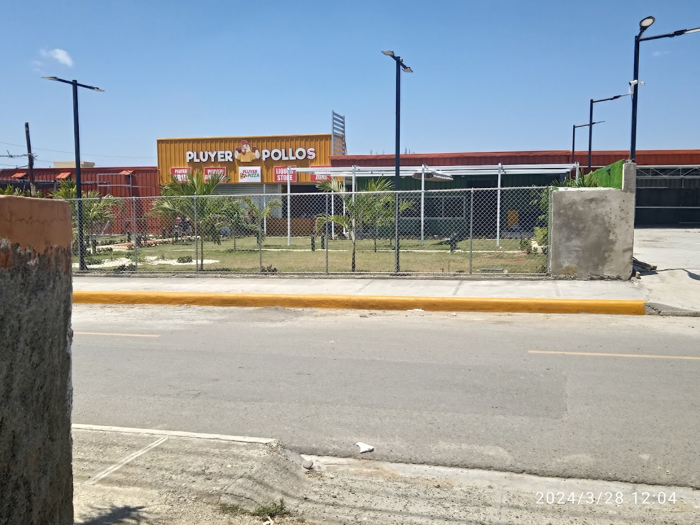 Pluyer Parque: clear exterior view of restaurant