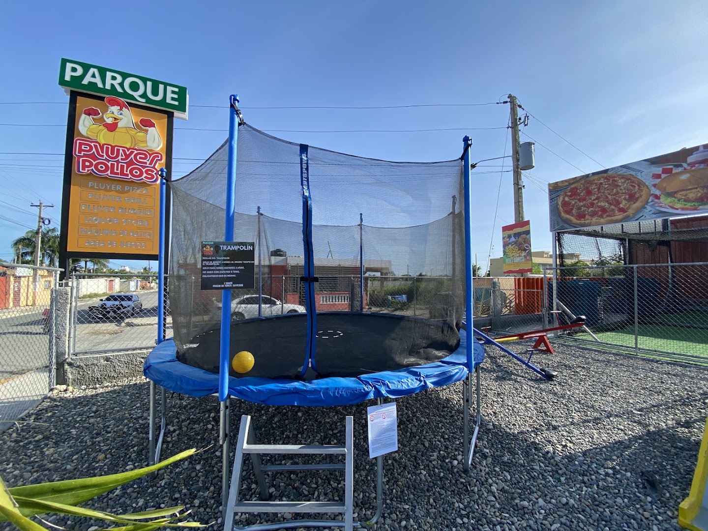 Pluyer Parque: restaurant exterior and amenities