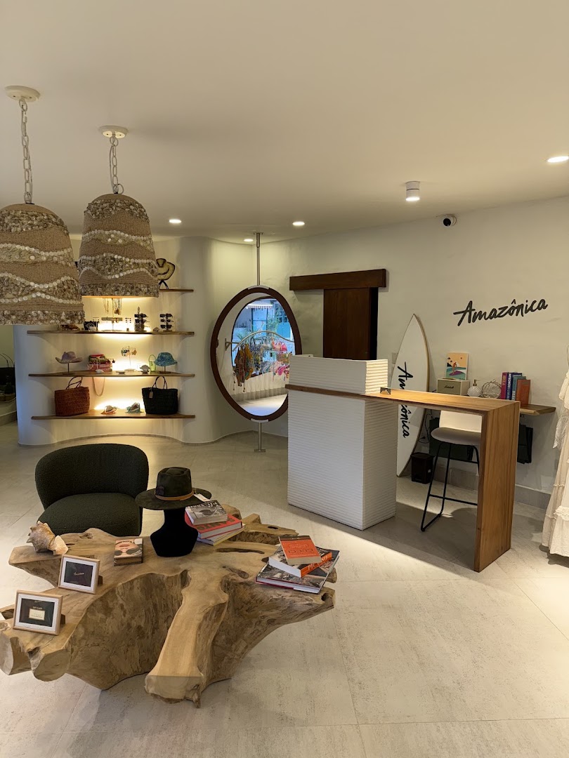 Amazônica: clear, professional shop interior photo