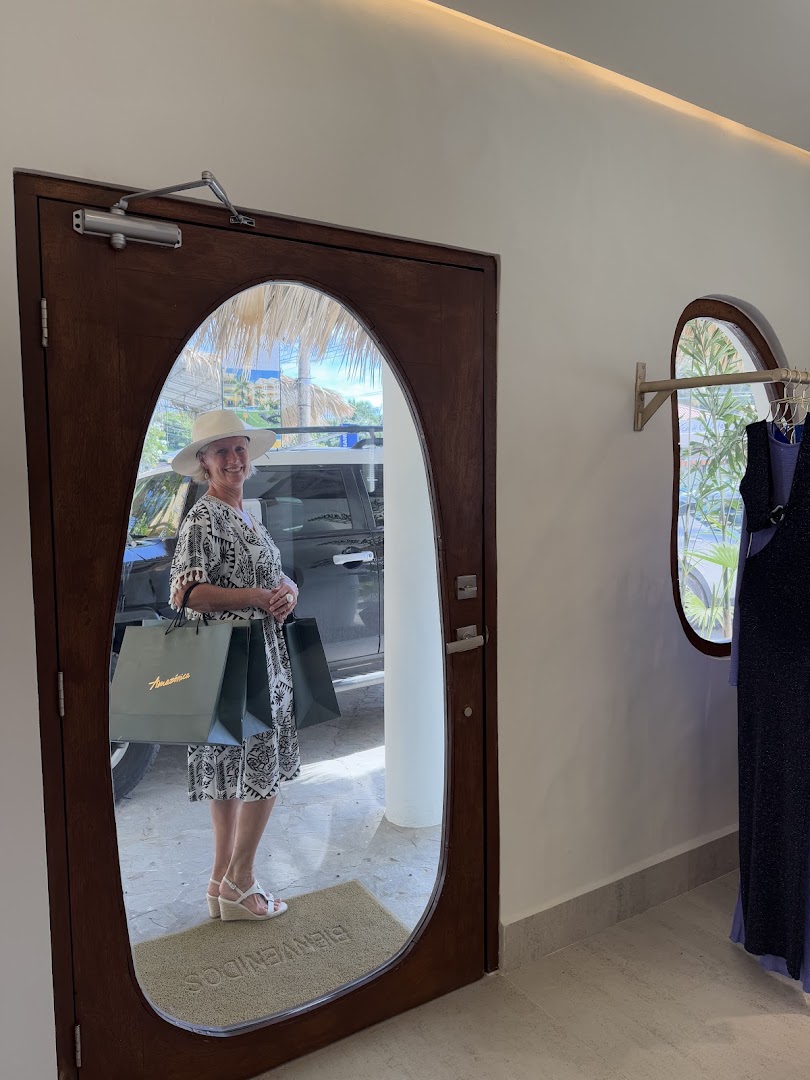 Amazônica: happy customer and shop