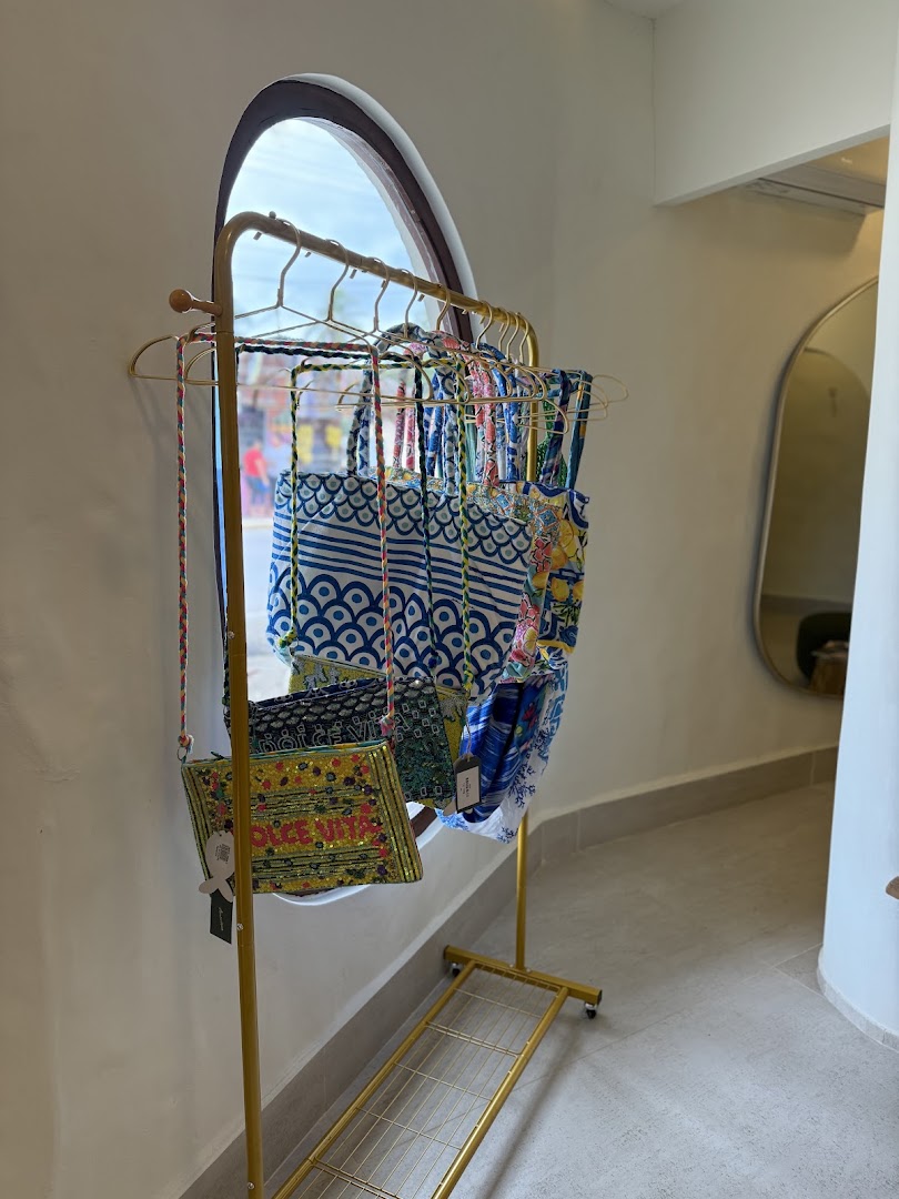 Amazônica: clear display of shop products