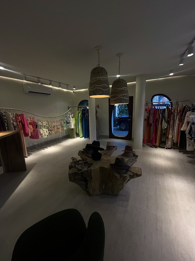 Amazônica: clear, inviting shop interior view