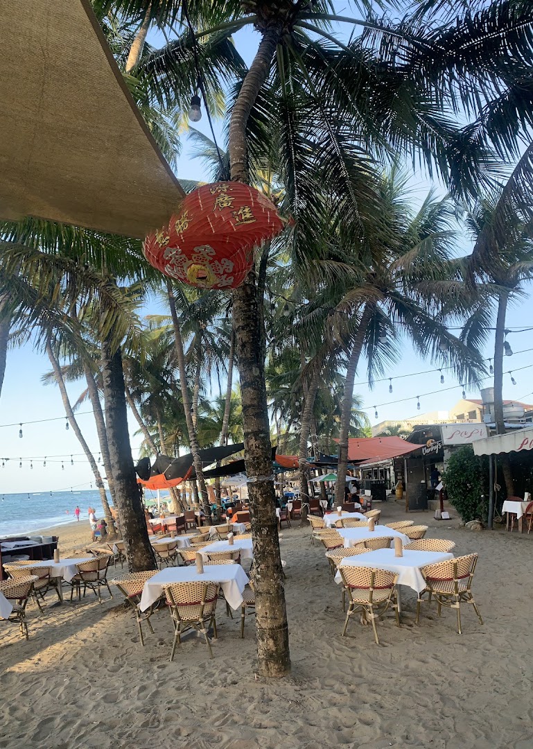 Aura Beach Club: inviting beach club atmosphere