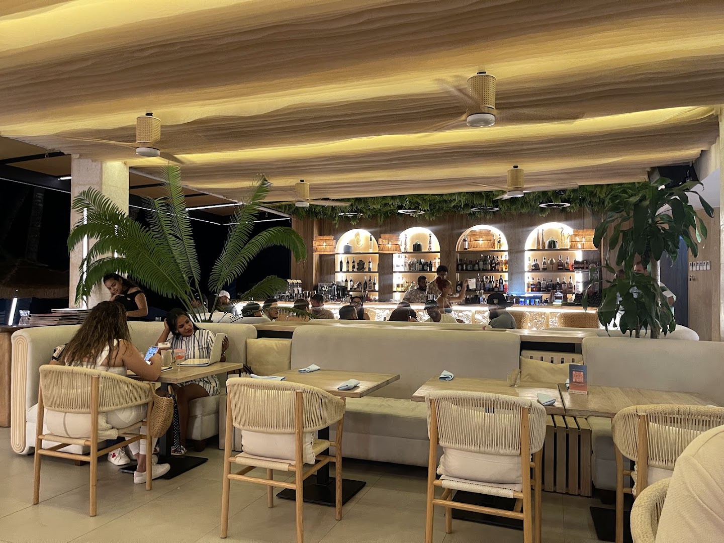 Aura Beach Club: inviting atmosphere and professional quality