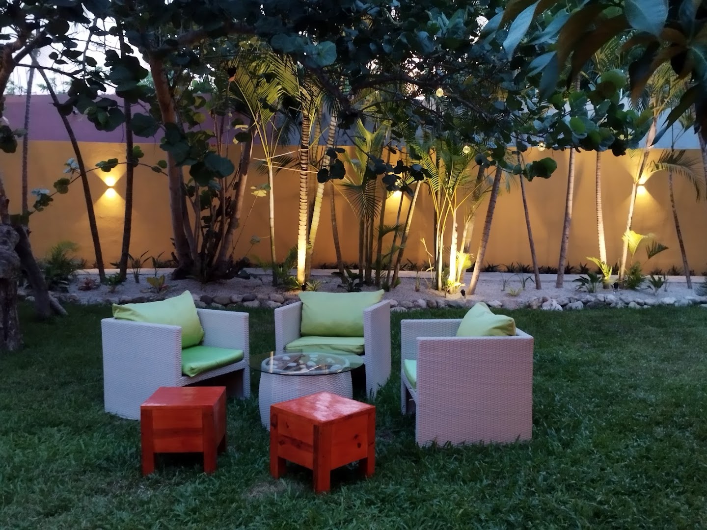 Bliss Restaurant: inviting and professional outdoor seating