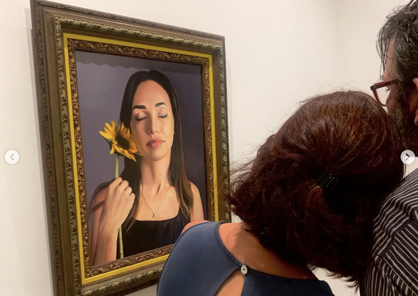 Galería de Arte Cabarete: visitors enjoying the art