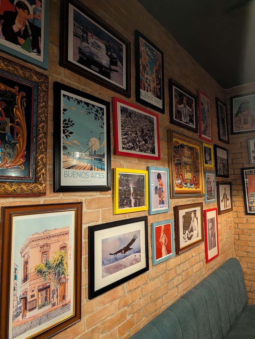 Mi Bodegón: attractive restaurant interior decor