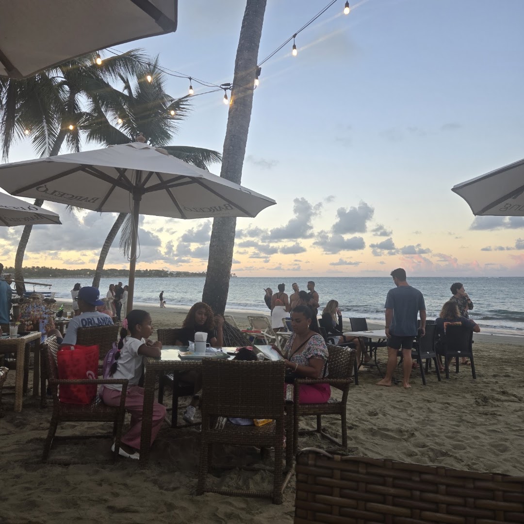 Mojito Bar: inviting beachside restaurant atmosphere