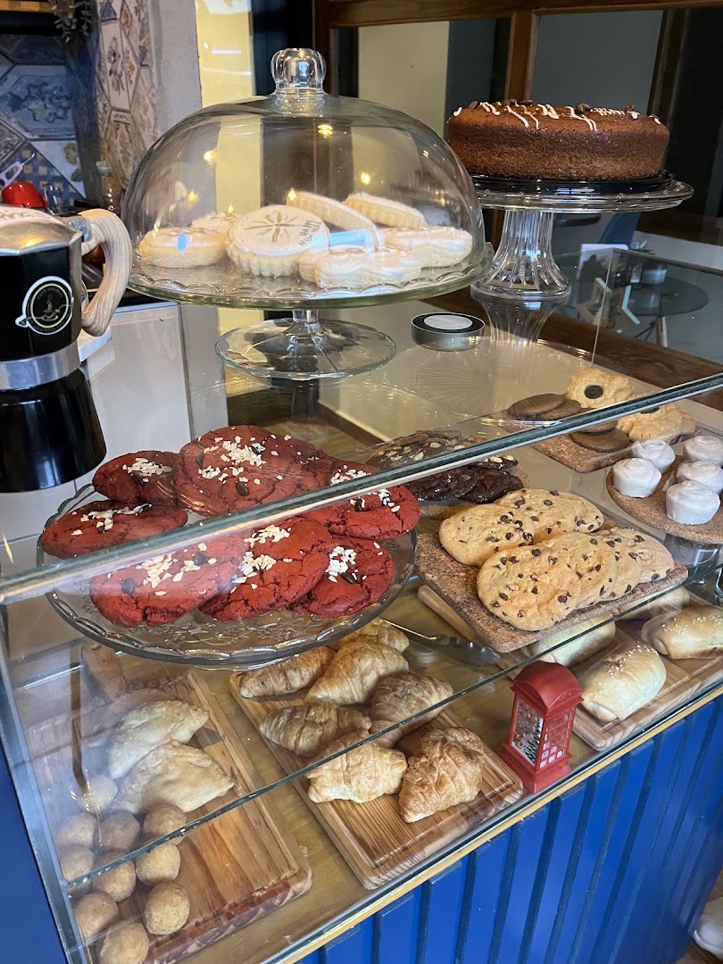 Cafe Amargo: appetizing display of fresh pastries