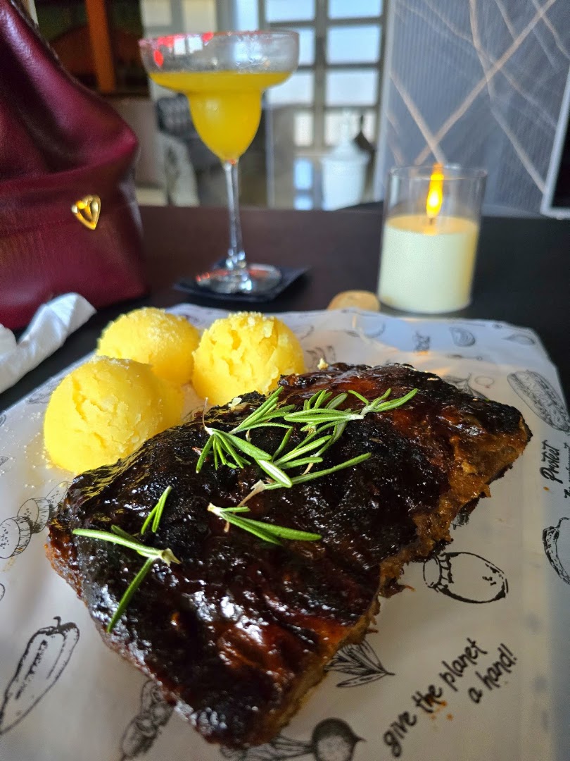 La Taberna de Luxury: appetizing food and drink presentation