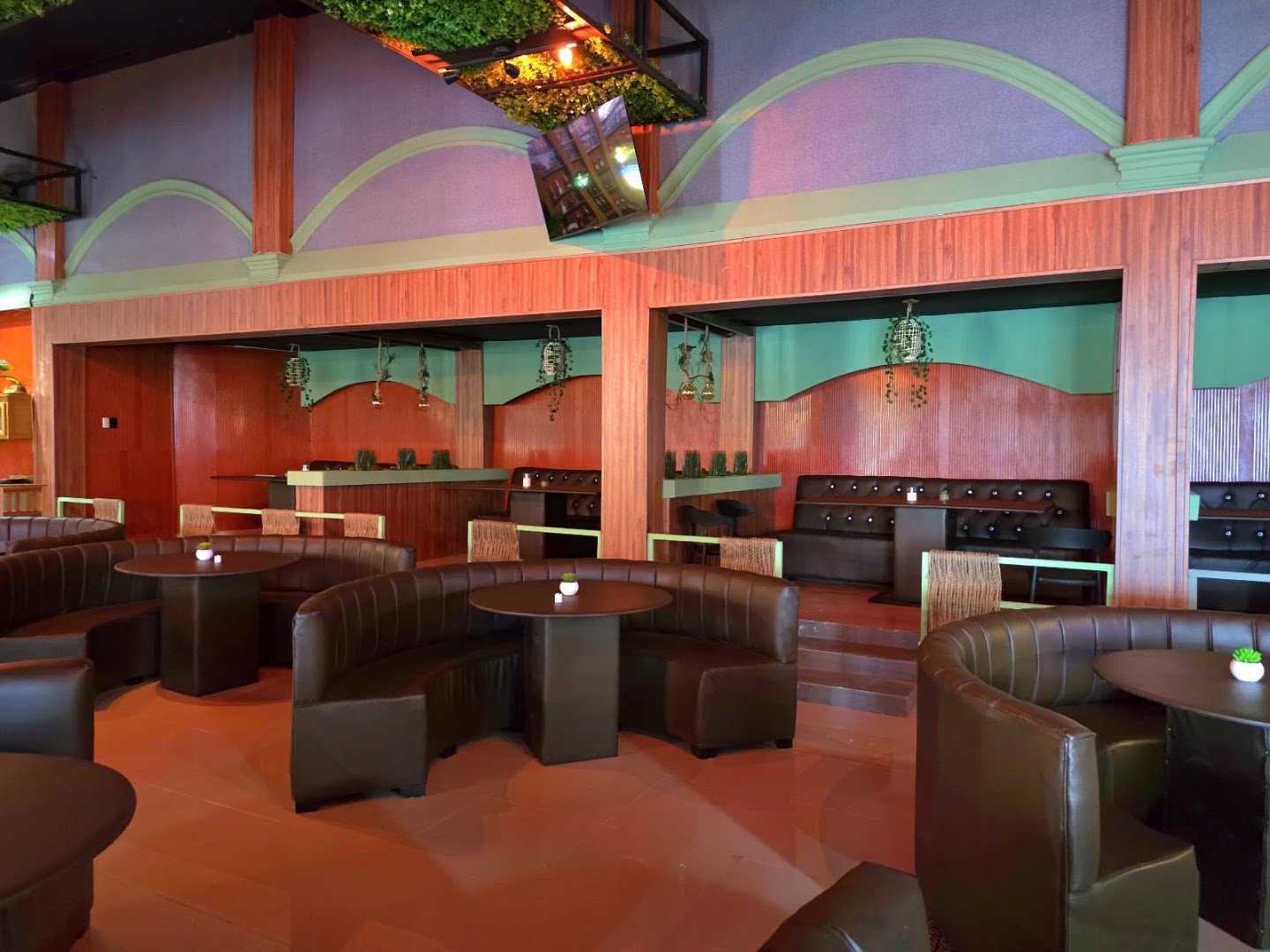 La Taberna de Luxury: clear, well-lit interior atmosphere