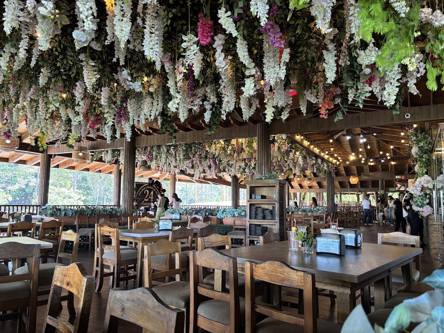 Parador Corazón de Jesús: attractive interior with floral decor