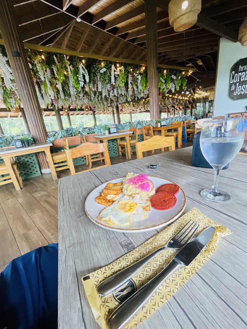 Parador Corazón de Jesús: food and restaurant atmosphere