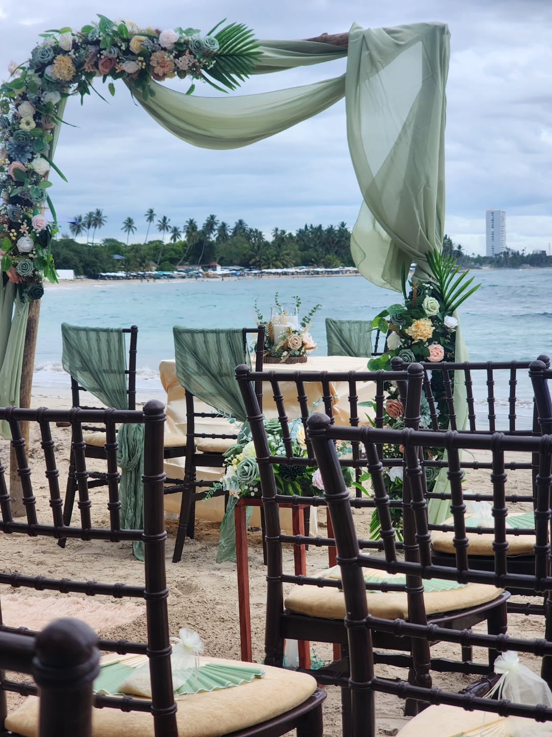1 Vida Restaurant Bar: beautiful beachside event setup