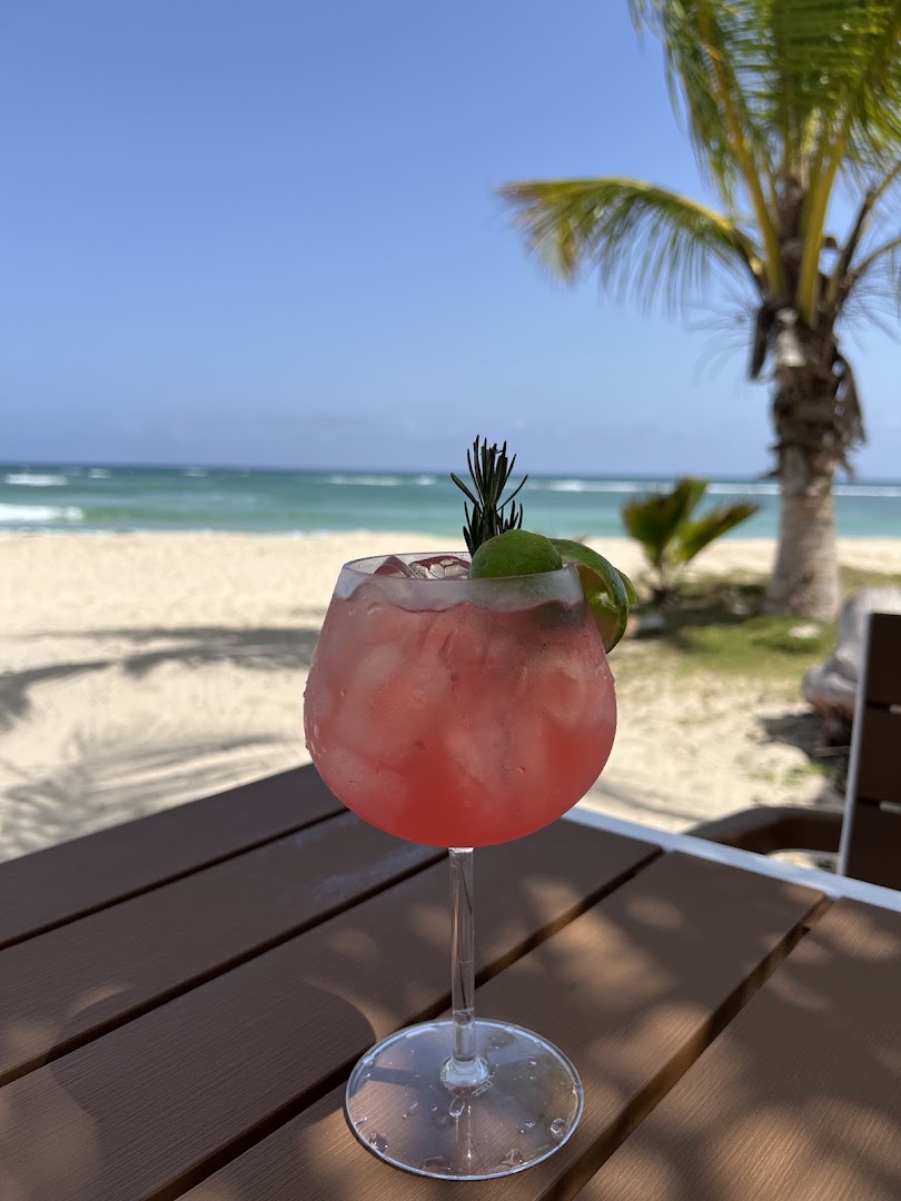 El Tridente de Tritón: appealing cocktail with beach view