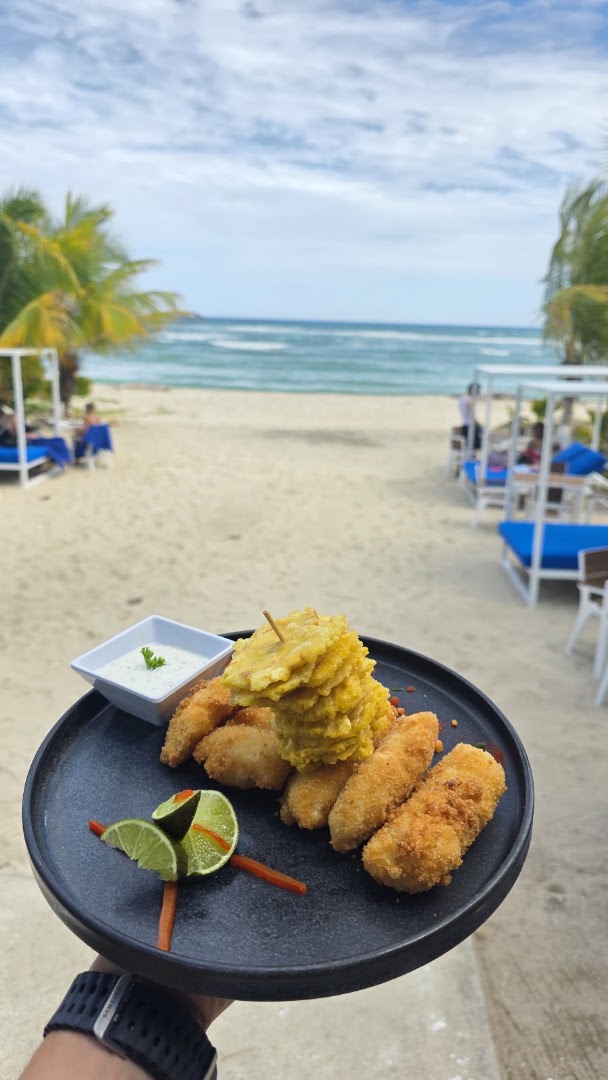 El Tridente de Tritón: appetizing food with scenic background