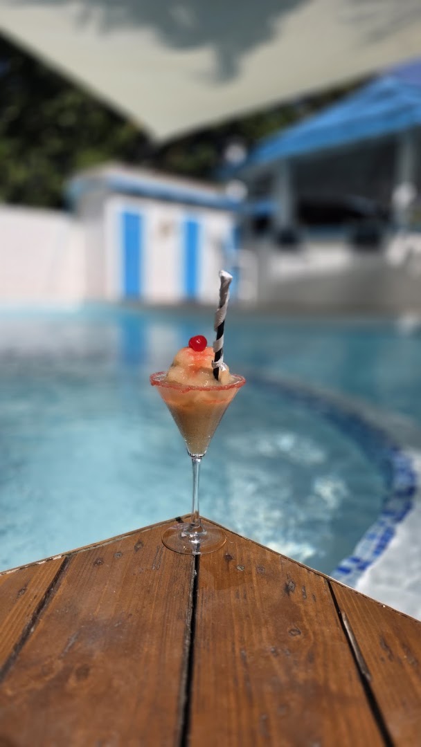 El Tridente de Tritón: appealing drink photo by pool