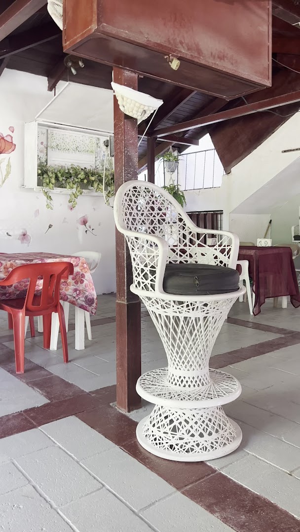 Giulia's Cafe Sport Bar & Restaurant: clear photo of venue interior