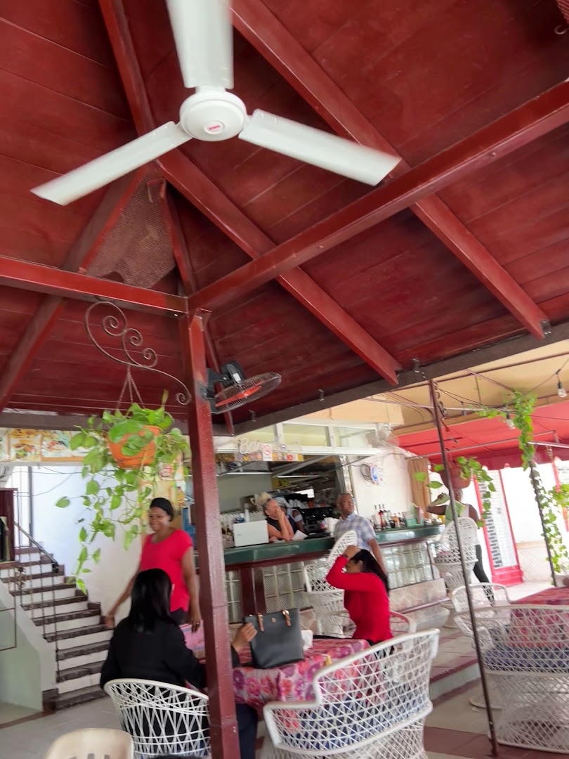 Giulia's Cafe Sport Bar & Restaurant: venue atmosphere and customers