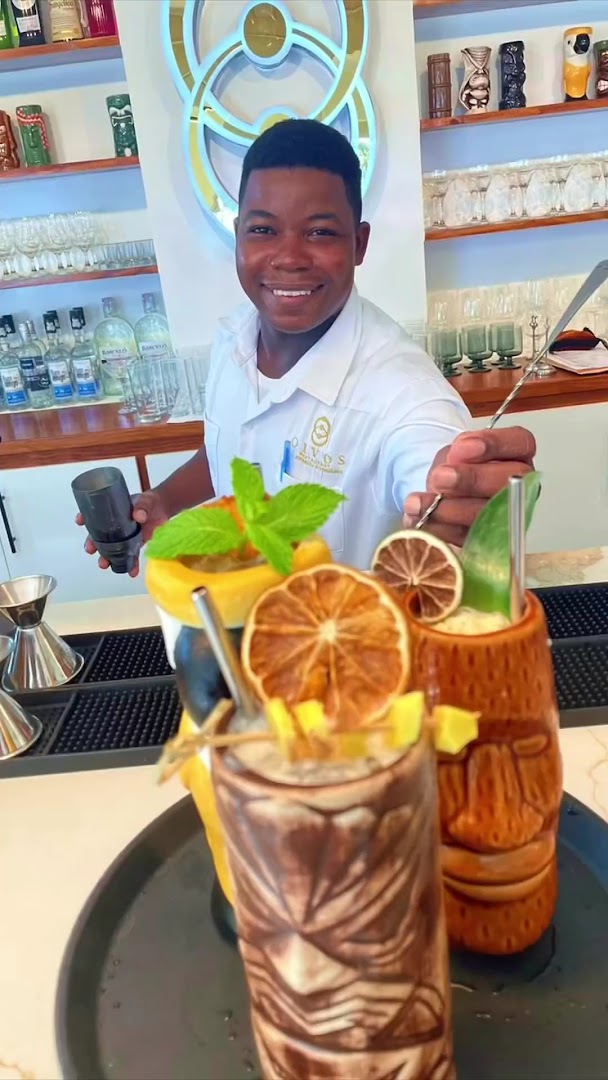 Olvos Restaurant: professional photo of staff and drinks