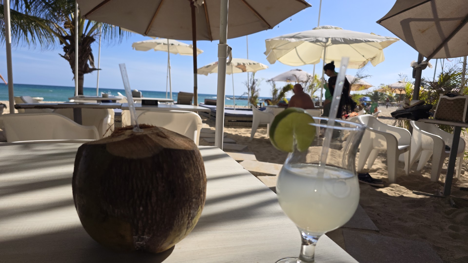 Olvos Restaurant: inviting beach restaurant atmosphere